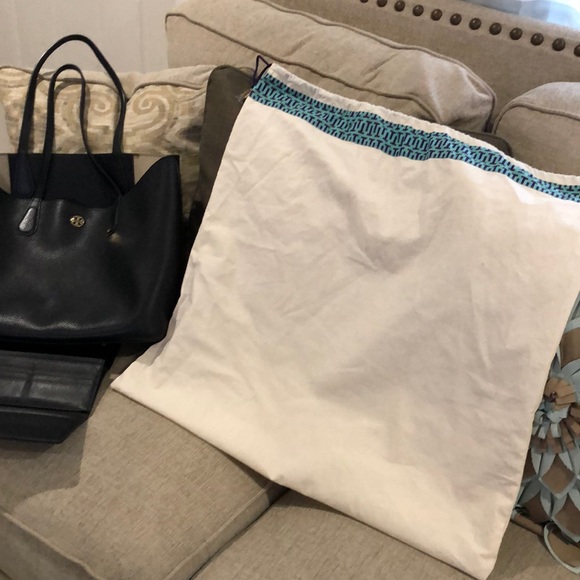 I’m selling my Black Tory Burch tote & wallet - Picture 5 of 5